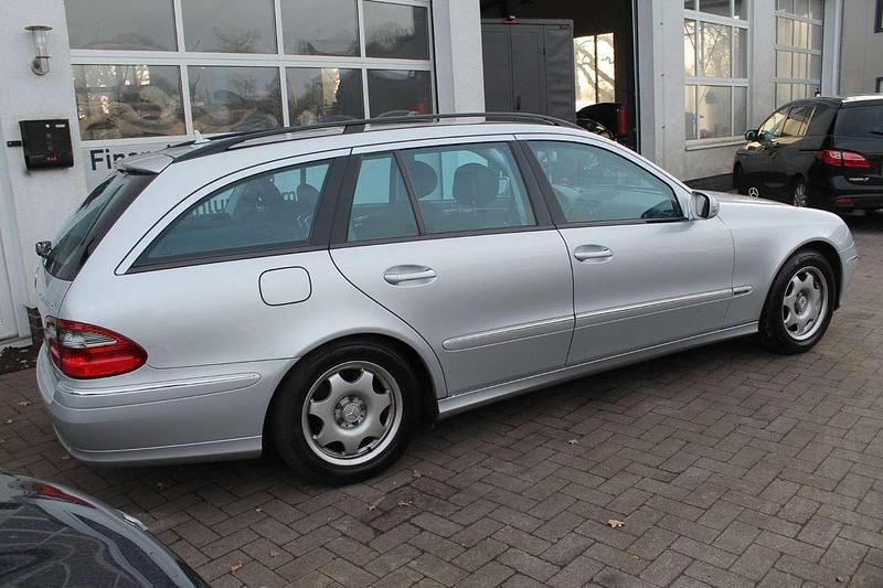 Gebraucht Mercedes E200 184 PS (135 kW) 2009 Iridiumsilber Kombi