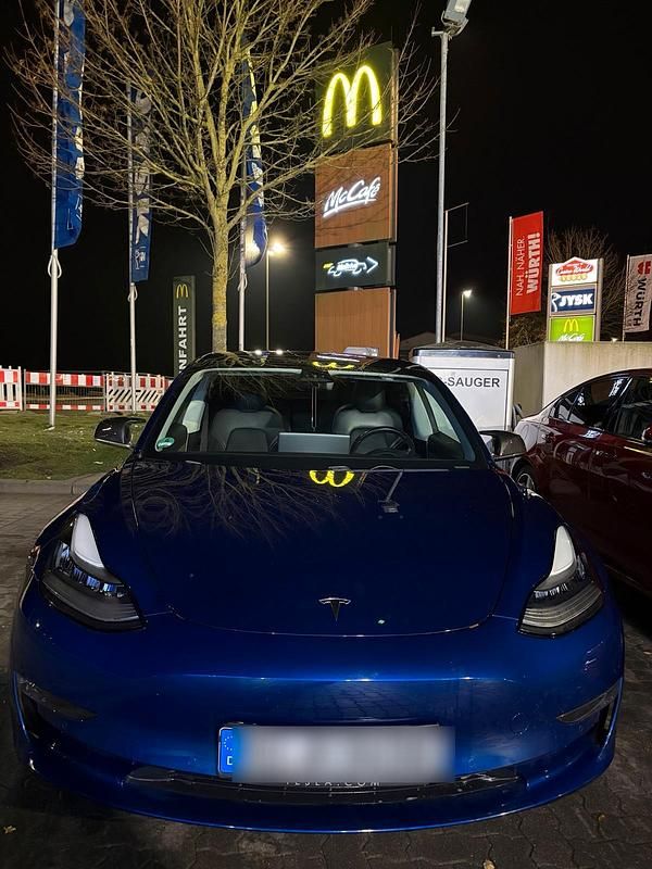 Blau Gebraucht 2019 Tesla Model 3 Limousine | 22.900 € (Etwas zu teuer) - Bild 1/4