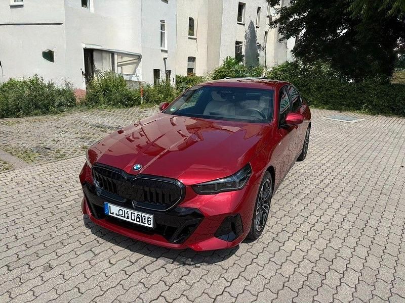 Rot Gebraucht 2024 BMW 520 Shadowline Limousine | 50.000 € (Guter Preis) - Bild 1/4