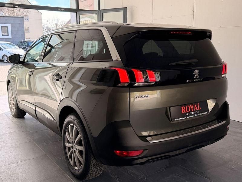 Gebraucht Peugeot 5008 Allure 131 PS (96 kW) 2020 Grau SUV