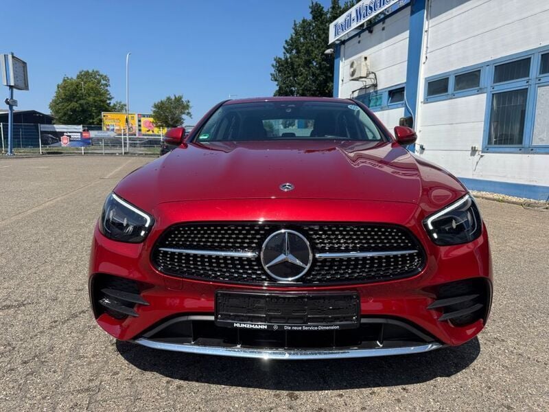 Rot Gebraucht 2023 Mercedes E200 Limousine | 38.990 € (Etwas zu teuer) - Bild 1/4