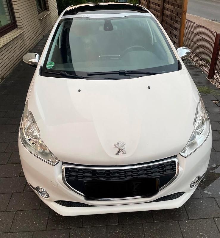 Weiß Gebraucht 2015 Peugeot 208 Style Kleinwagen | 5.450 € (Guter Preis) - Bild 1/4