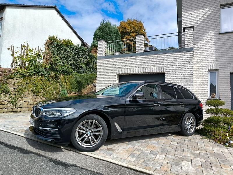 Schwarz Gebraucht 2018 BMW 520 Sport Line Kombi | 19.990 € (Guter Preis) - Bild 1/4