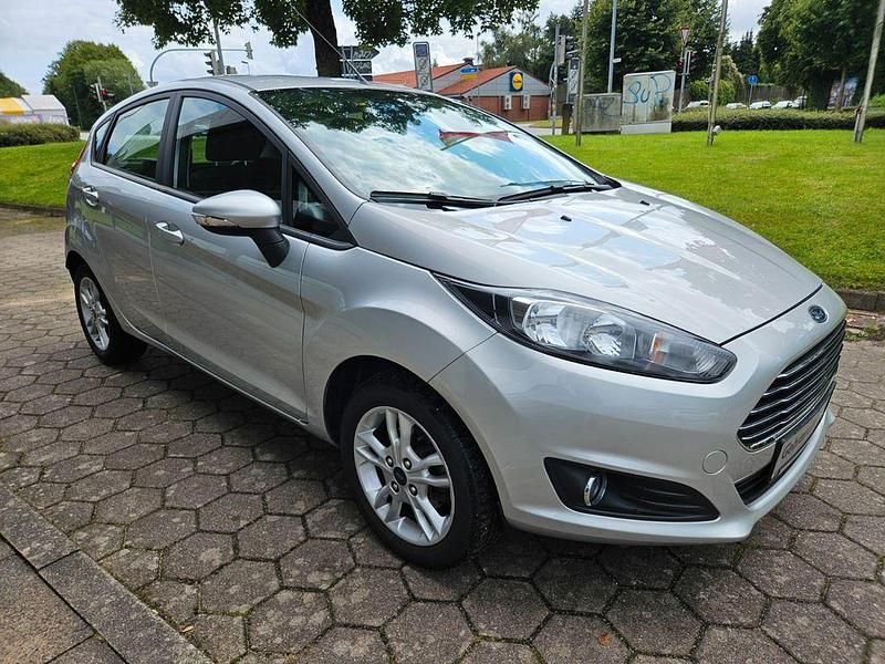 Silber Gebraucht 2015 Ford Fiesta SYNC Edition Kleinwagen | 6.790 € (Fairer Preis) - Bild 1/4