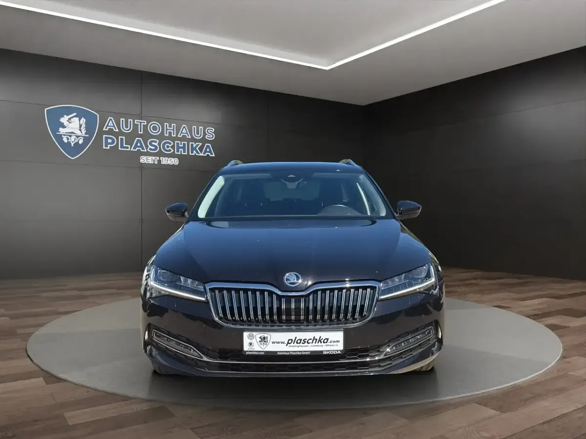 Gebraucht Skoda Superb Style 150 PS (110 kW) 2024 Schwarzmagic perleffekt Kombi