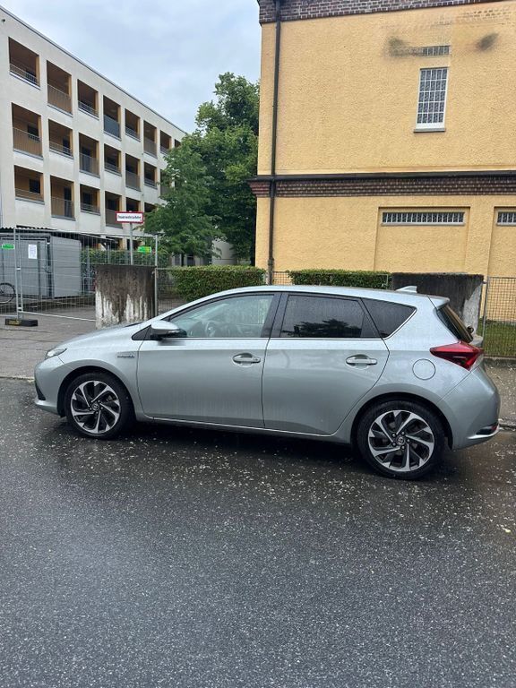 Grau Gebraucht 2016 Toyota Auris Hybrid Comfort Limousine | 11.300 € (Fairer Preis) - Bild 1/4