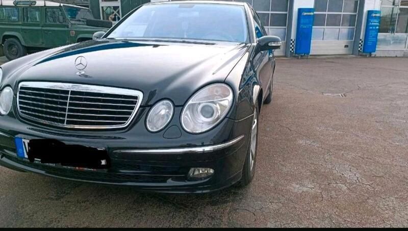 Schwarz Gebraucht 2004 Mercedes E320 Avantgarde Limousine | 6.500 € (Etwas zu teuer) - Bild 1/4