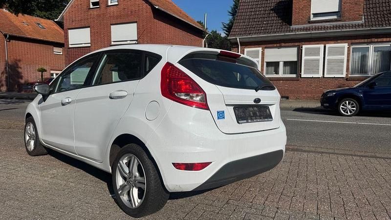 Gebraucht Ford Fiesta Trend 75 PS (55 kW) 2009 Weiß Limousine