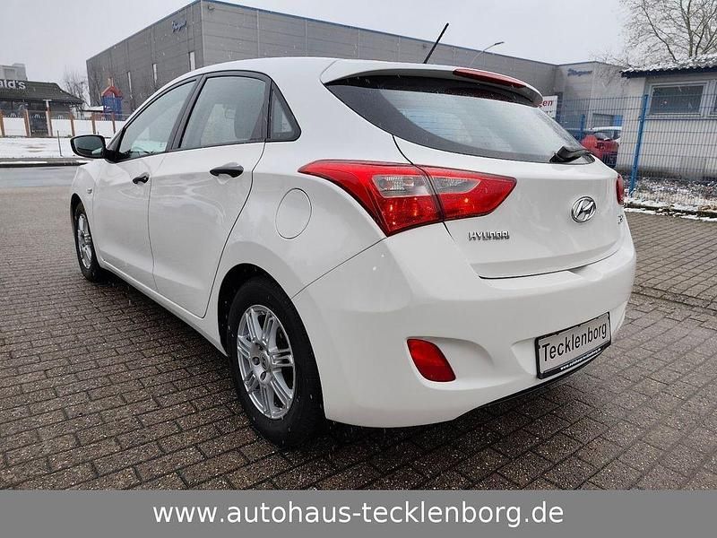 Gebraucht Hyundai i30 99 PS (72 kW) 2014 Weiß Limousine