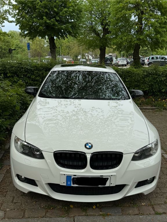 Weiß Gebraucht 2009 BMW 330 Comfort Edition Coupé | 11.800 € (Guter Preis) - Bild 1/4