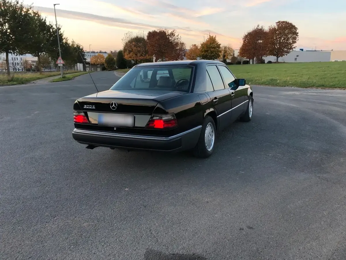 Gebraucht Mercedes E300 180 PS (132 kW) 1991 Schwarz Limousine