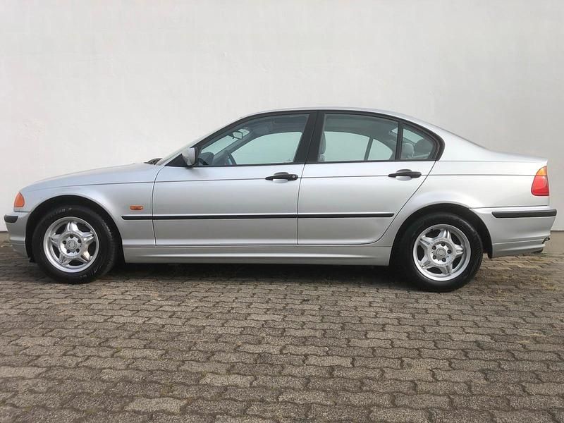 Silber Gebraucht 1998 BMW 318 Limousine | 3.990 € (Etwas zu teuer) - Bild 1/4