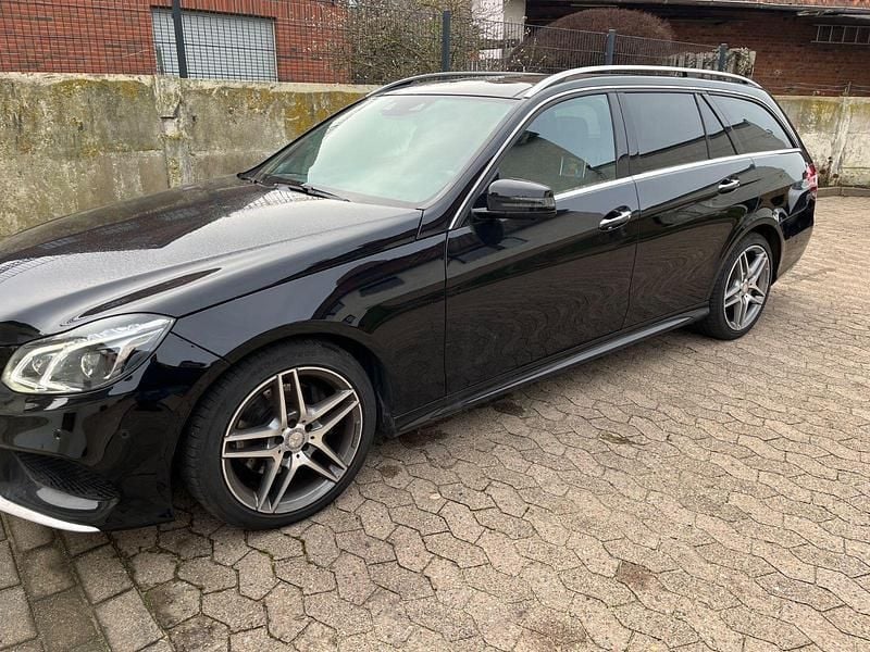 Schwarz Gebraucht 2014 Mercedes E300 Kombi | 14.100 € (Fairer Preis) - Bild 1/4