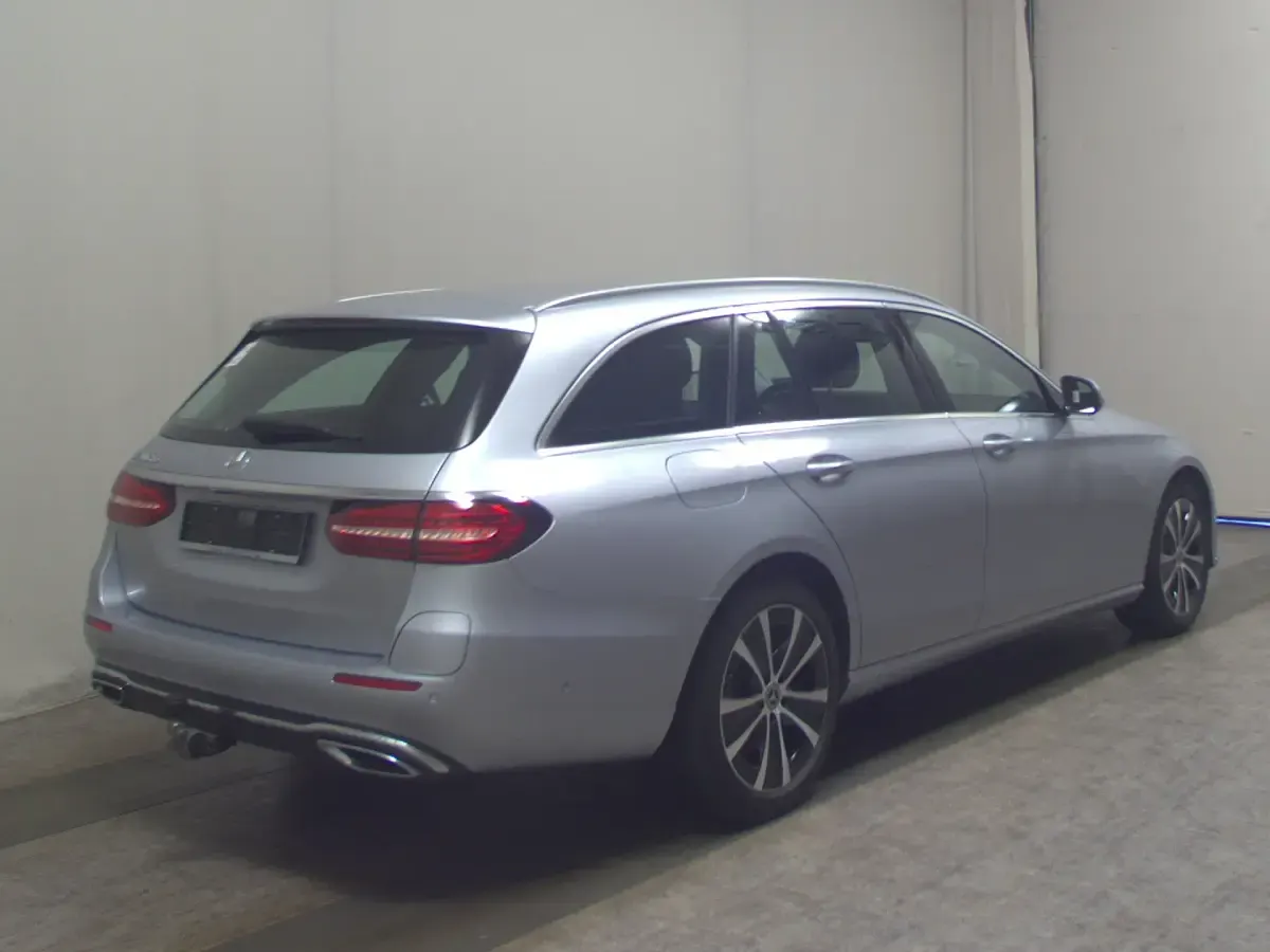 Używany Mercedes E300 306 KM (225 kW) 2021 Srebrny Kombi