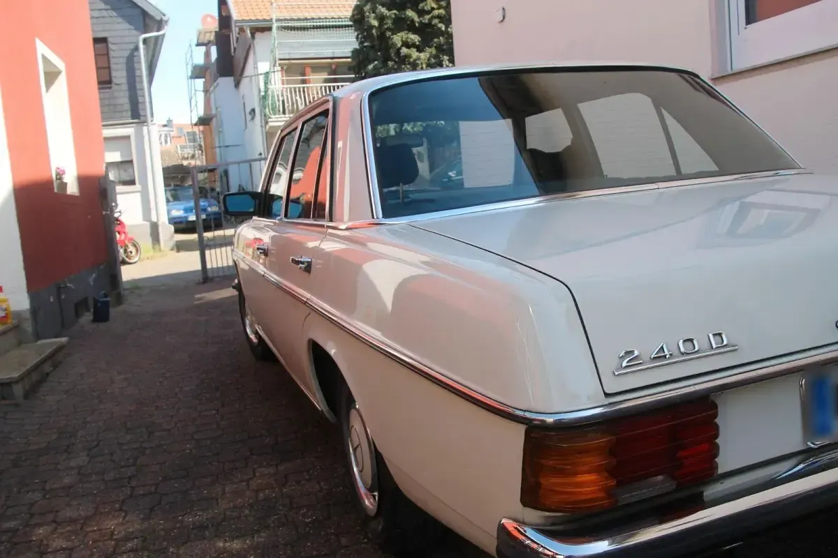 Gebraucht Mercedes 240 65 PS (47 kW) 1973 Weiß Limousine