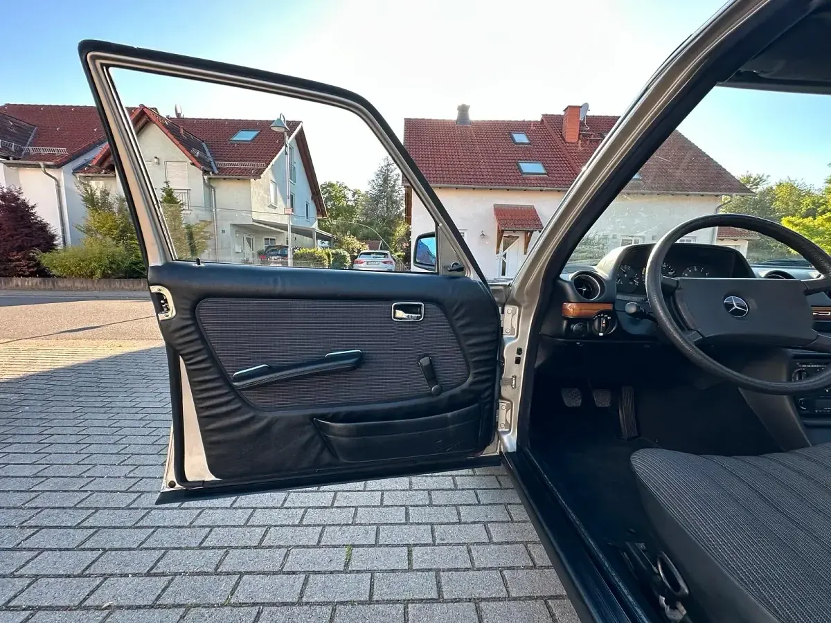 Gebraucht Mercedes 240 72 PS (52 kW) 1981 Gold Limousine