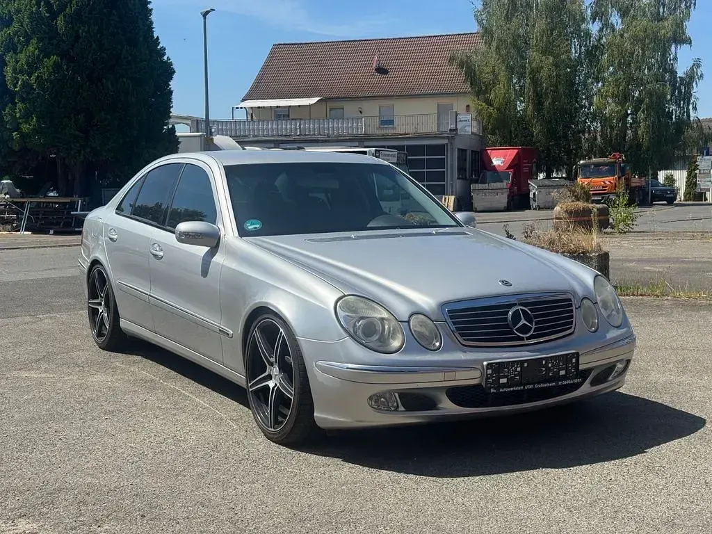 Gebraucht Mercedes E240 177 PS (130 kW) 2003 Silber Limousine