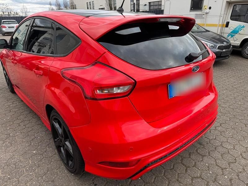 Gebraucht Ford Focus ST-Line 182 PS (133 kW) 2017 Rot Kleinwagen