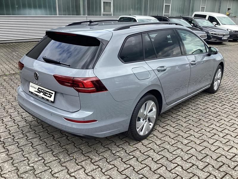 Gebraucht VW Golf VIII Life 116 PS (85 kW) 2024 Mondstein grau Kombi