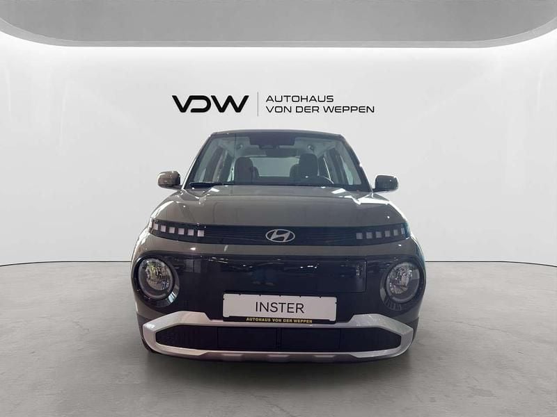 Neu Hyundai Inster Select 85 kW (116 PS) 2026 Tomboy khaki (grün) Kleinwagen