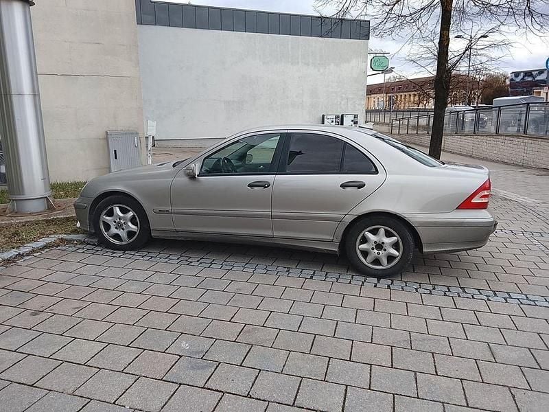 Gebraucht Mercedes C220 Classic 143 PS (105 kW) 2004 Silber Limousine