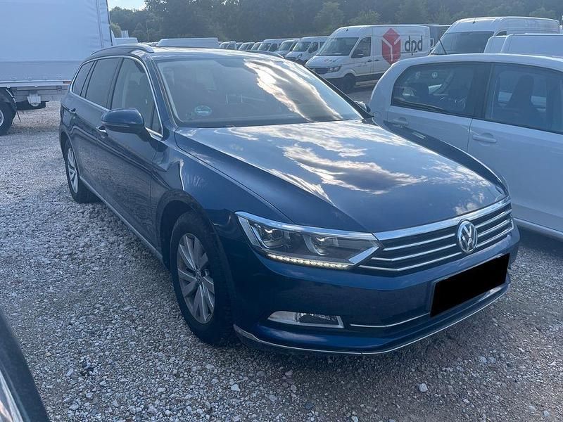 Blau Gebraucht 2019 VW Passat Highline Limousine | 21.490 € (Fairer Preis) - Bild 1/4