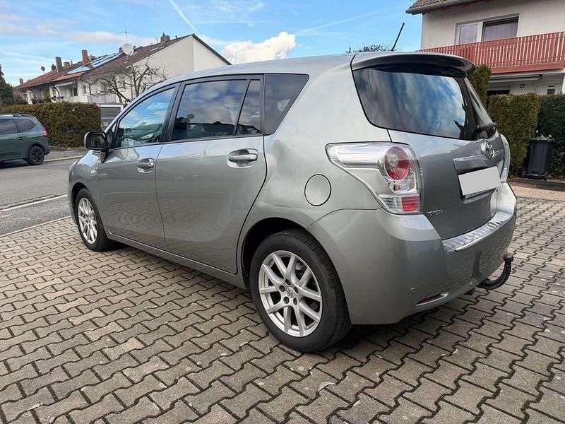Gebraucht Toyota Verso Executive 177 PS (130 kW) 2011 Grau Van / Kleinbus