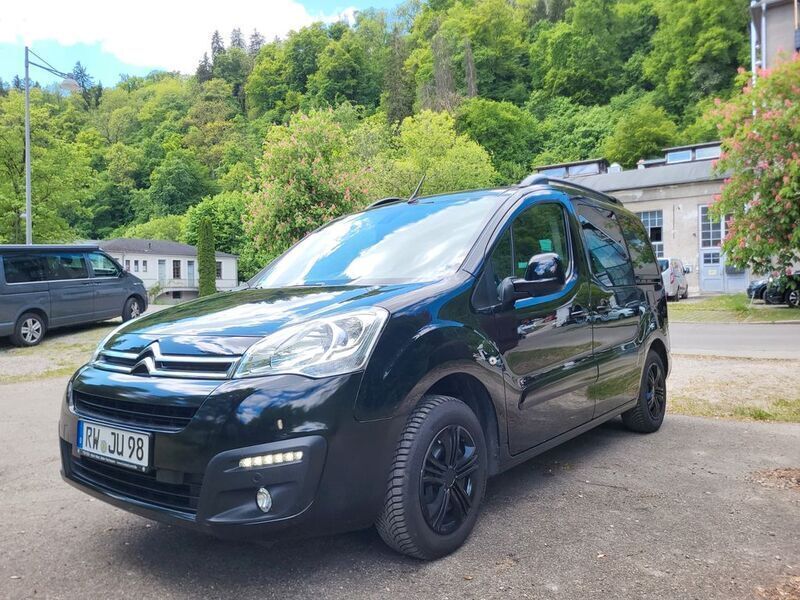 Schwarz Gebraucht 2018 Citroën Berlingo Shine Van / Kleinbus | 12.400 € (Teuer) - Bild 1/4