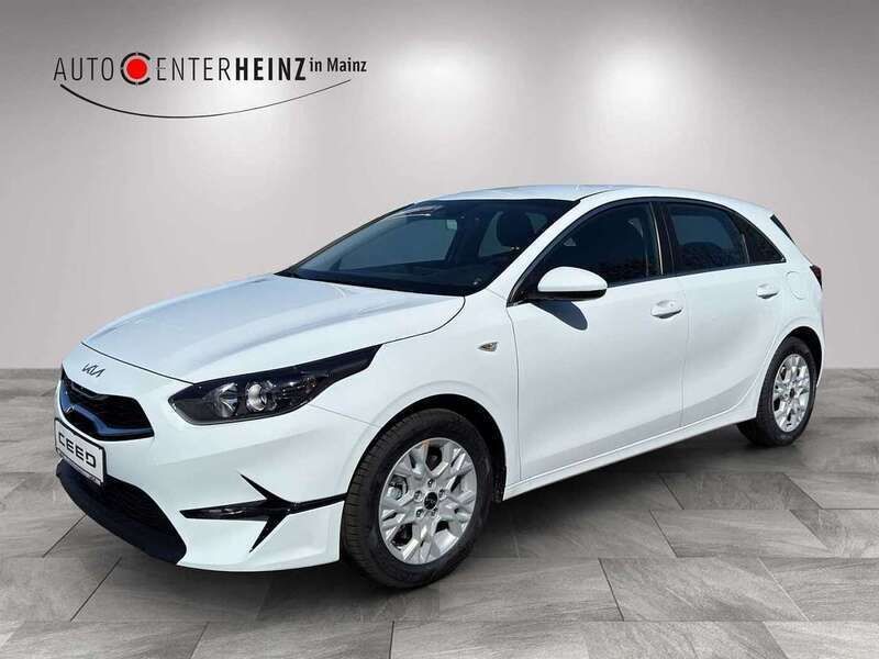 Carraraweiß Neu 2025 Kia Ceed Comfort Limousine | 25.590 € (Fairer Preis) - Bild 1/4