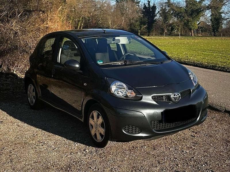 Grau Gebraucht 2008 Toyota Aygo Kleinwagen | 1.990 € (Fairer Preis) - Bild 1/4