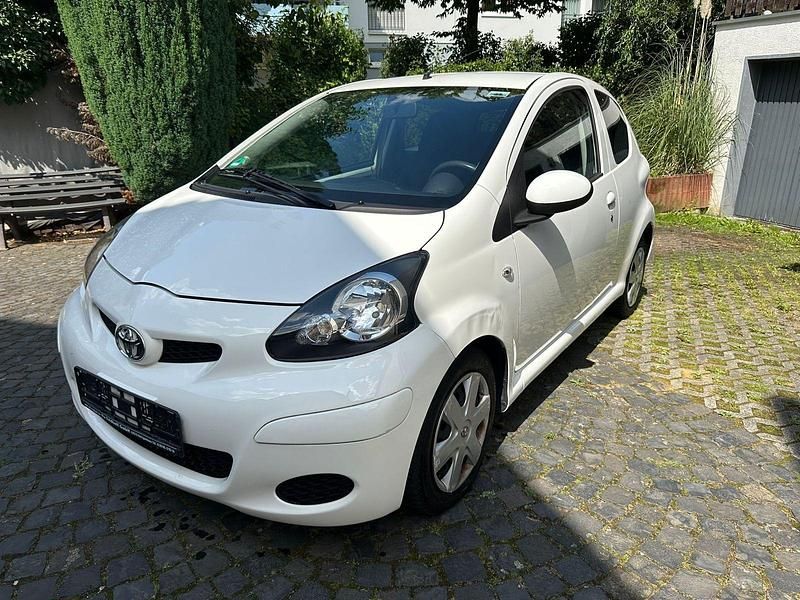 Weiß Gebraucht 2011 Toyota Aygo Kleinwagen | 6.150 € (Fairer Preis) - Bild 1/4