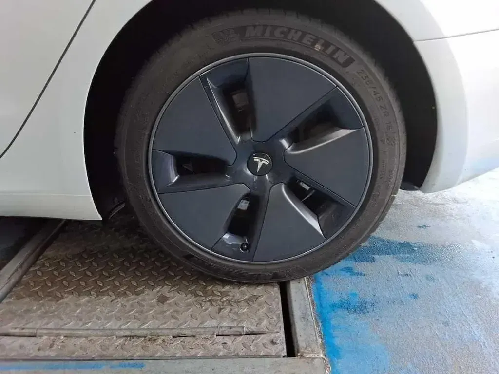 Gebraucht Tesla Model 3 Standard Range 225 kW (306 PS) 2023 Weiß Limousine