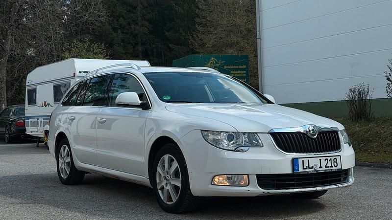 Gebraucht Skoda Superb 125 PS (91 kW) 2011 Weiß Kombi