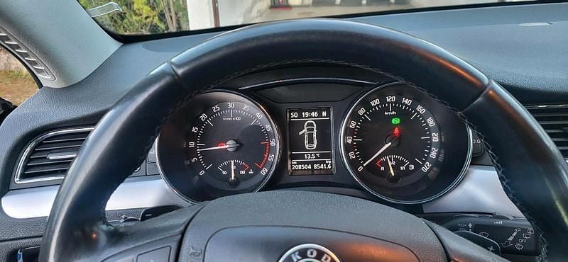 Gebraucht Skoda Superb 140 PS (102 kW) 2011 Schwarz Kombi