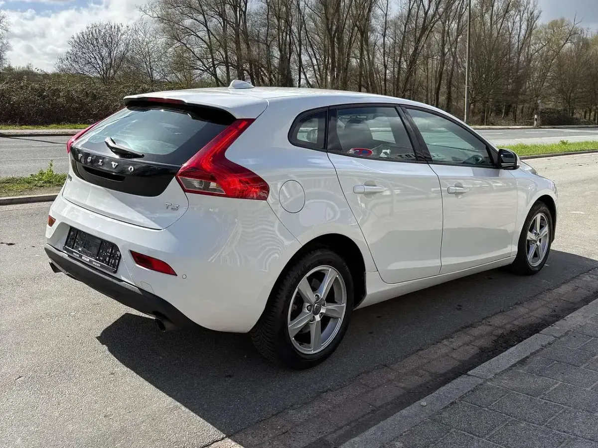 Gebraucht Volvo V40 Kinetic 150 PS (110 kW) 2012 White solid (ice white) Kleinwagen