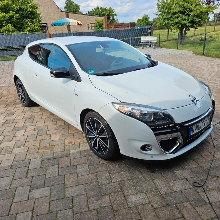 Weiß Gebraucht 2012 Renault Mégane III Bose Edition Coupé | 6.699 € (Fairer Preis) - Bild 1/4