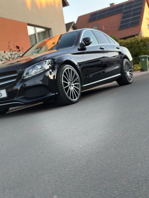Schwarz Gebraucht 2018 Mercedes C220 Avantgarde Limousine | 22.000 € (Fairer Preis) - Bild 1/4