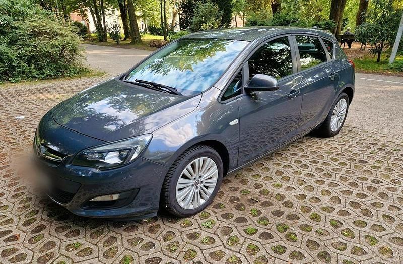 Grau Gebraucht 2013 Opel Astra Active Limousine | 4.700 € (Fairer Preis) - Bild 1/4
