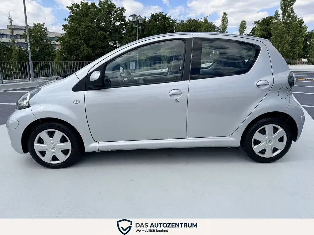 Gebraucht Toyota Aygo Cool 68 PS (50 kW) 2012 Silber Kleinwagen