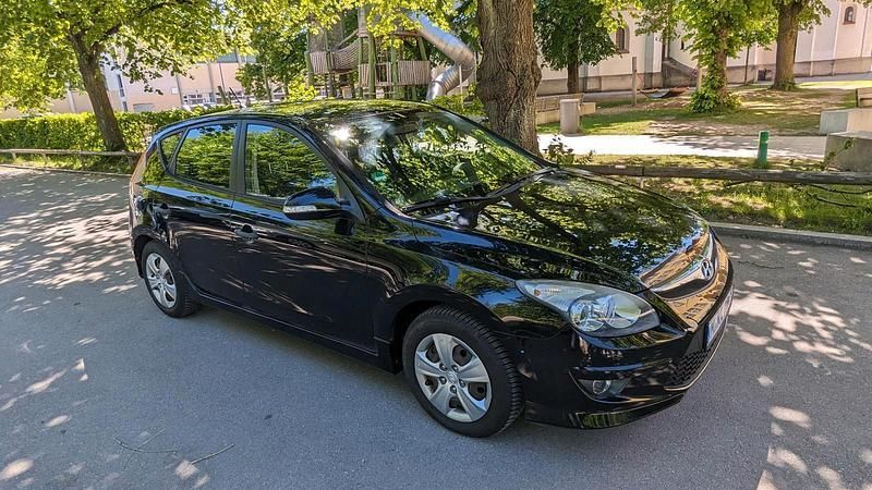 Schwarz Gebraucht 2012 Hyundai i30 Edition Limousine | 4.500 € (Guter Preis) - Bild 1/4