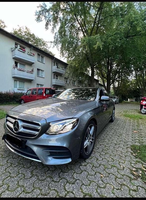 Grau Gebraucht 2019 Mercedes E350 AMG line Limousine | 30.000 € (Fairer Preis) - Bild 1/4