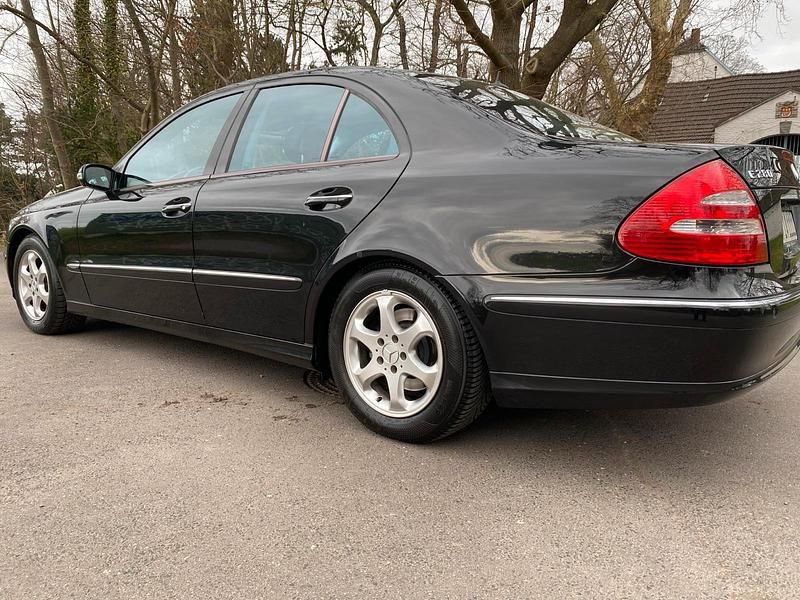 Gebraucht Mercedes E280 Avantgarde 177 PS (130 kW) 2005 Schwarz Limousine