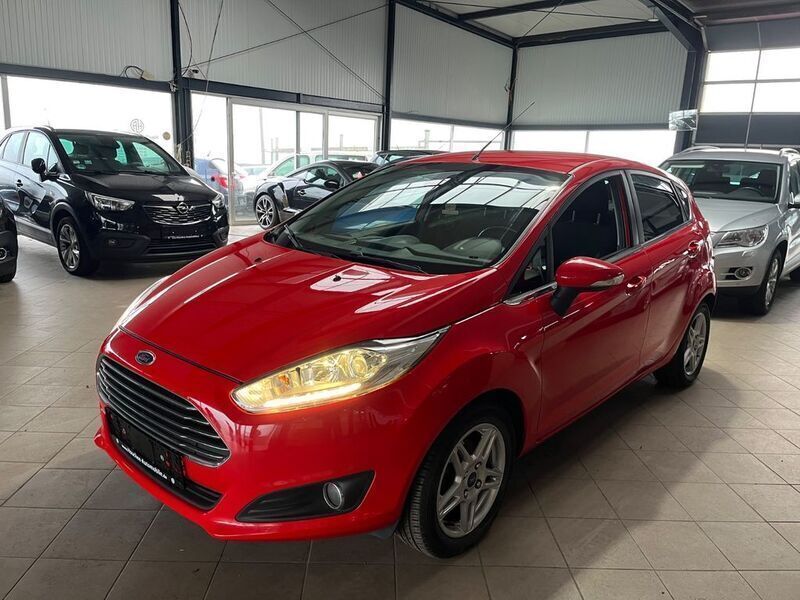 Rot Gebraucht 2013 Ford Fiesta Titanium Kleinwagen | 4.300 € (Fairer Preis) - Bild 1/4