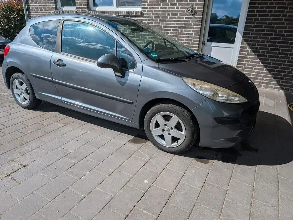 Gebraucht Peugeot 207 Tendance 73 PS (53 kW) 2008 Grau Limousine