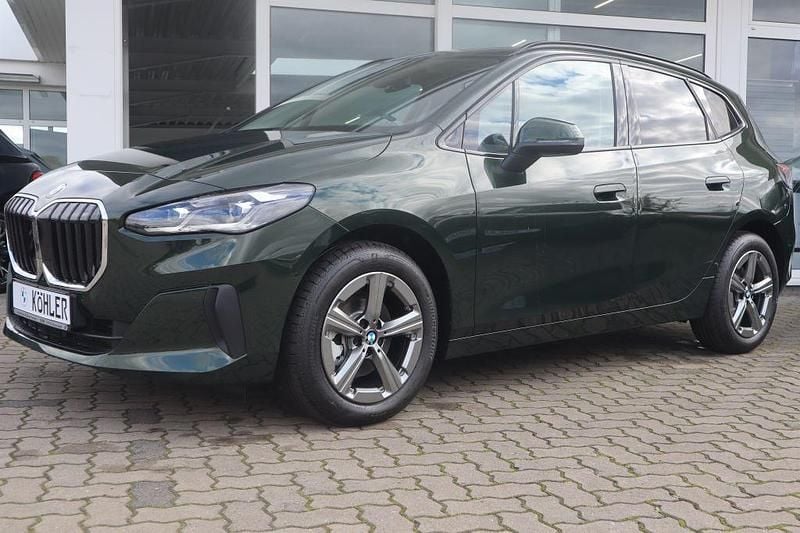 Sanremo green metallic Gebraucht 2025 BMW 218 Van / Kleinbus | 37.990 € - Bild 1/4