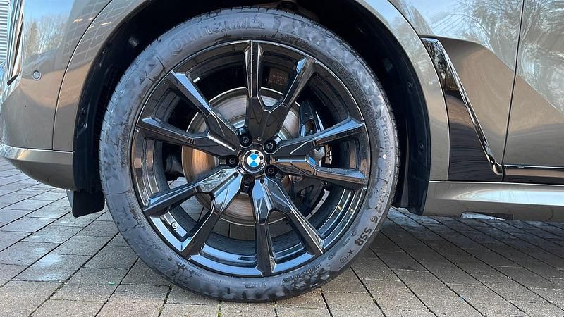 Neu BMW X7 Efficient Dynamics 352 PS (258 kW) 2025 Manhattan metallic SUV