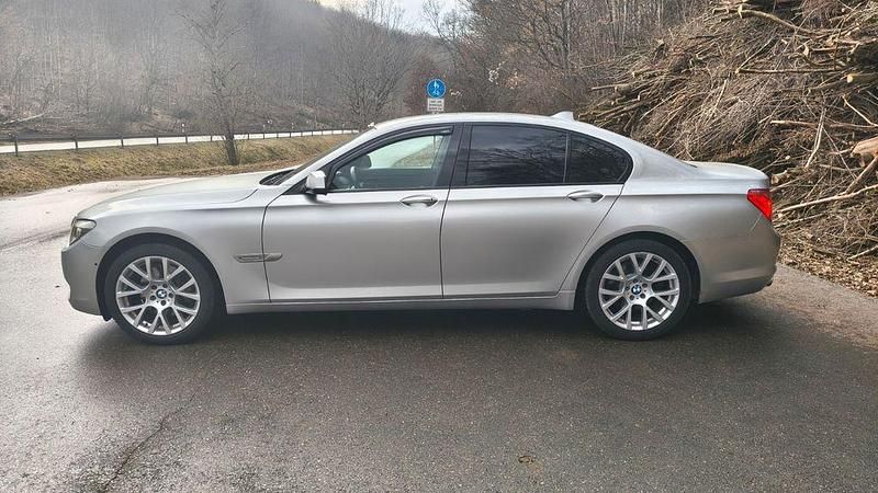 Gebraucht BMW 730 Sport Line 245 PS (180 kW) 2011 Silber Limousine