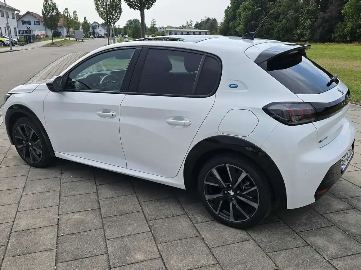 Gebraucht Peugeot e-208 GT 100 kW (136 PS) 2023 Weiß Kleinwagen