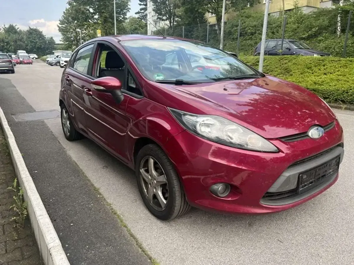 Gebraucht Ford Fiesta 90 PS (66 kW) 2009 Rot, metallic Kleinwagen