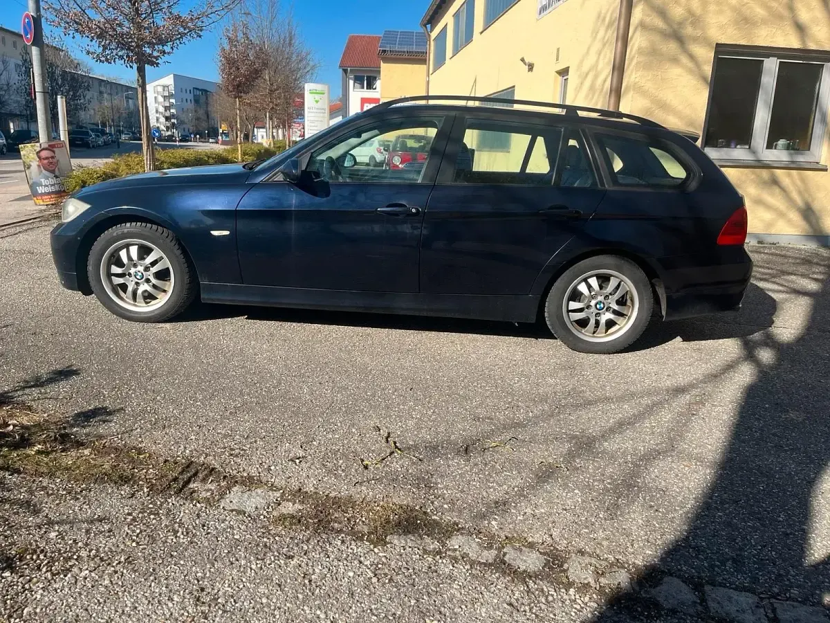 Gebraucht BMW 320 150 PS (110 kW) 2007 Blau Kombi